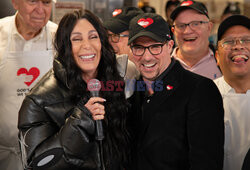 Cher dziękuje wolontariuszom z jadłodajni