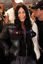 Cher dziękuje wolontariuszom z jadłodajni