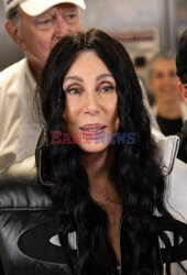 Cher dziękuje wolontariuszom z jadłodajni