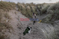 Poszukiwacz przedmiotów pozostawionych przez migrantów na francuskich plażach - AFP