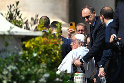 Papież Franciszek pojawił się na placu Świętego Piotra