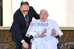 Papież Franciszek pojawił się na placu Świętego Piotra