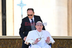 Papież Franciszek pojawił się na placu Świętego Piotra