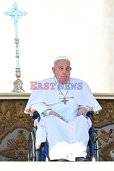 Papież Franciszek pojawił się na placu Świętego Piotra