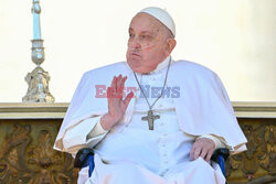 Papież Franciszek pojawił się na placu Świętego Piotra