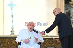 Papież Franciszek pojawił się na placu Świętego Piotra