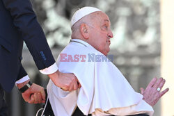 Papież Franciszek pojawił się na placu Świętego Piotra