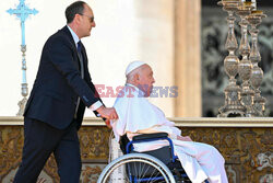 Papież Franciszek pojawił się na placu Świętego Piotra