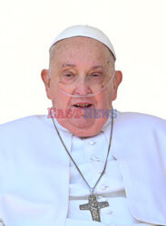 Papież Franciszek pojawił się na placu Świętego Piotra