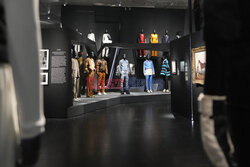Wystawa Superfine: Tailoring Black Style