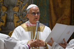 Papież Leon XIV podczas mszy z kardynałami w Kaplicy Sykstyńskiej