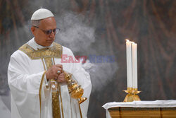 Papież Leon XIV podczas mszy z kardynałami w Kaplicy Sykstyńskiej