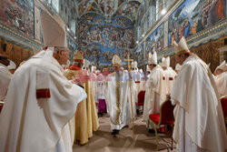 Papież Leon XIV podczas mszy z kardynałami w Kaplicy Sykstyńskiej