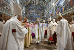 Papież Leon XIV podczas mszy z kardynałami w Kaplicy Sykstyńskiej