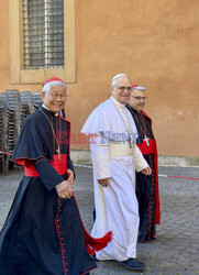 Papież Leon XIV przechadza się ulicami Watykanu