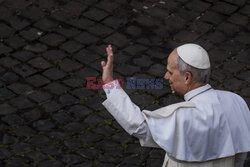 Papież Leon XIV przechadza się ulicami Watykanu
