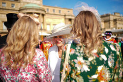 Para królewska na garden party  w Pałacu Buckingham