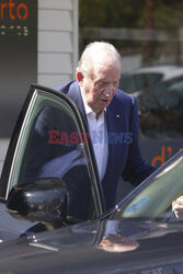 Król Juan Carlos wychodzi z restauracji