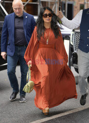 Salma Hayek w długiej, ceglastej sukience