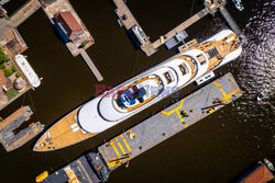 Statek firmy Feadship w drodze do stoczni w Aalsmeer