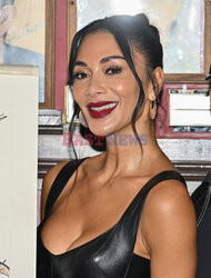 Nicole Scherzinger pozuje ze swoją karykaturą