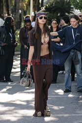 Emily Ratajkowski odwiedza sklep Gucci w Cannes
