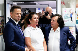 Rafał Trzaskowski w firmie produkującej wózki dziecięce