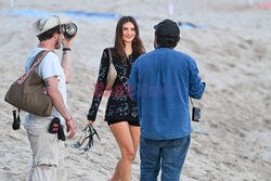 Emily Ratajkowski boso na plaży