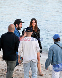 Emily Ratajkowski boso na plaży