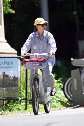 Katie Holmes na rowerze miejskim
