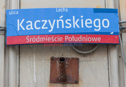 Tablice w al. Armii Ludowej zaklejone napisami "ul. L. Kaczyńskiego"
