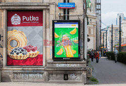 Tablice w al. Armii Ludowej zaklejone napisami "ul. L. Kaczyńskiego"