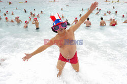 Mikołajowa kąpiel na plaży w Nicei