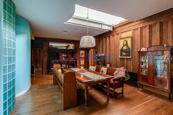 Gotycka rezydencja z ogrodami na sprzedaż