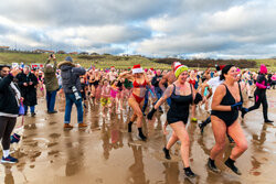 Tradycyjne masowe kapiele w Boxing Day w Wielkiej Brytanii