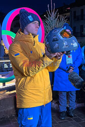 IO Mediolan-Cortina 2026: Vladyslav Heraskevych w kasku z ukraińskimi sportowcami poległymi w wojnie