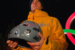 IO Mediolan-Cortina 2026: Vladyslav Heraskevych w kasku z ukraińskimi sportowcami poległymi w wojnie