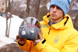 IO Mediolan-Cortina 2026: Vladyslav Heraskevych w kasku z ukraińskimi sportowcami poległymi w wojnie