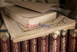 Palestyńscy wolontariusze ratują zniszczone zbiory biblioteki Wielkiego Meczetu Omari w Gazie - AFP