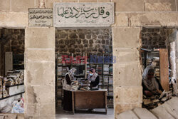 Palestyńscy wolontariusze ratują zniszczone zbiory biblioteki Wielkiego Meczetu Omari w Gazie - AFP