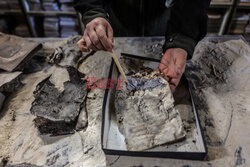 Palestyńscy wolontariusze ratują zniszczone zbiory biblioteki Wielkiego Meczetu Omari w Gazie - AFP