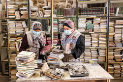 Palestyńscy wolontariusze ratują zniszczone zbiory biblioteki Wielkiego Meczetu Omari w Gazie - AFP