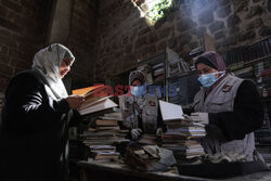 Palestyńscy wolontariusze ratują zniszczone zbiory biblioteki Wielkiego Meczetu Omari w Gazie - AFP