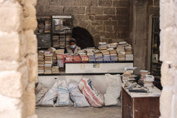 Palestyńscy wolontariusze ratują zniszczone zbiory biblioteki Wielkiego Meczetu Omari w Gazie - AFP