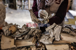 Palestyńscy wolontariusze ratują zniszczone zbiory biblioteki Wielkiego Meczetu Omari w Gazie - AFP