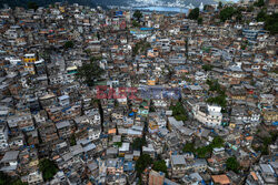 Turystyka w faweli Rocinha - AFP