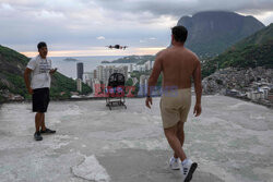 Turystyka w faweli Rocinha - AFP