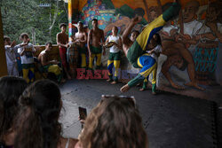 Turystyka w faweli Rocinha - AFP