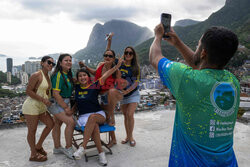 Turystyka w faweli Rocinha - AFP