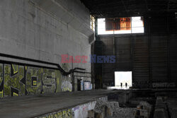 Miejscy odkrywcy w opuszczonej fabryce